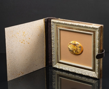 Миниатюра на селените из серии "Охотничьи трофеи". Селенит, акрил, лак; упаковка: картон, текстиль, акрил